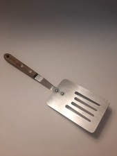 Usado, Espátula vintage doméstica de aço inoxidável com fenda pinça cabo de madeira curto 11" comprar usado Usado, Espátula vintage doméstica de aço inoxidável com fenda pinça cabo de madeira curto 11" comprar usado  Enviando para Brazil