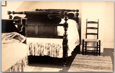 Quarto de madeira marrom ao lado de uma cadeira, preto e branco, fotografia, RPPC, cartão postal, usado comprar usado Quarto de madeira marrom ao lado de uma cadeira, preto e branco, fotografia, RPPC, cartão postal, usado comprar usado  Enviando para Brazil