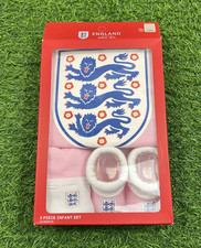 Usado, Kit bebê futebol rosa Inglaterra 3 peças conjunto 3-6 meses The FA caixa 4 comprar usado  Enviando para Brazil