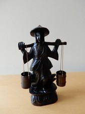 Imitação de ébano esculpida, escultura em resina, homem chinês carregando baldes de água comprar usado  Enviando para Brazil