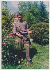 Jovem soldado bonito com arma AK-47 e a suavidade que ele tentou esconder comprar usado  Enviando para Brazil