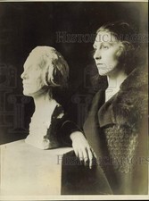 Foto de imprensa 1924 Mlle Marthe de Chambrun com gesso fundido de busto de si mesma comprar usado Foto de imprensa 1924 Mlle Marthe de Chambrun com gesso fundido de busto de si mesma comprar usado  Enviando para Brazil