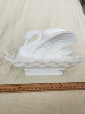 Usado, Vidro leitoso Atterbury Westmorland cisne alado em ninho de treliça 9,75" x 6" comprar usado  Enviando para Brazil