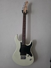 Chitarra elettrica yamaha usato  Spedire a Italy