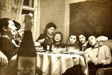 Usado, Foto instantânea vintage festa soviética década de 1950 juventude cantando músicas na mesa P&B comprar usado  Enviando para Brazil