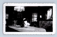 Usado, Foto antiga vintage MENINO SOLO SENTADO À MESA DE JANTAR SOB LUSTRE FOTO MAL-HUMORADA comprar usado  Enviando para Brazil