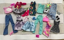 Lote de 22 itens de roupas de boneca Barbie - bolsas/roupas/sapatos padrão de boneca Barbie comprar usado  Enviando para Brazil