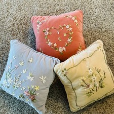 Set vintage pillows for sale  Channahon