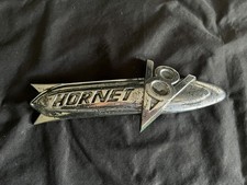 1955 Hudson Hornet V8 emblema cromado peça original # 3142827 comprar usado 1955 Hudson Hornet V8 emblema cromado peça original # 3142827 comprar usado  Enviando para Brazil