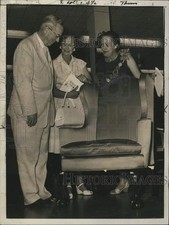 1965 Press Photo Mr and Mrs D F Nesbitt and Mrs. O Rundle Gilbert olhar para a cadeira, usado comprar usado  Enviando para Brazil