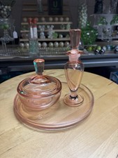 5119 Antigo 1930 Conjunto de Cômoda de Vidro Rosa Depressão Bandeja Frasco de Pó Frasco de Perfume  comprar usado 5119 Antigo 1930 Conjunto de Cômoda de Vidro Rosa Depressão Bandeja Frasco de Pó Frasco de Perfume  comprar usado  Enviando para Brazil