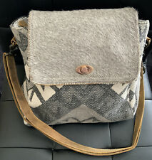 Bolso de Mano Myra Gris Blanco Negro Estampado Étnico Cabello de Becerro segunda mano  Embacar hacia Mexico