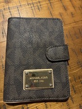 Usado, Carteira organizadora de viagem Michael Kors assinatura marrom placa dourada logotipo MK comprar usado Usado, Carteira organizadora de viagem Michael Kors assinatura marrom placa dourada logotipo MK comprar usado  Enviando para Brazil
