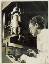 1961 Press Photo Scientist em laboratório usa um microscópio eletrônico comprar usado  Enviando para Brazil