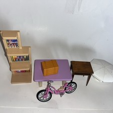 Muebles de madera para casa de muñecas mesa auxiliar de madera marrón / mesita de noche y bicicleta para muñecas segunda mano  Embacar hacia Mexico