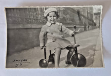 CARTÃO POSTAL vintage década de 1930 P&B menina em seu triciclo infantil com rodas comprar usado  Enviando para Brazil