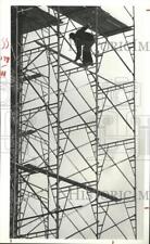 1984 Press Photo Houston Construction Worker coloca passarela de placa em andaimes. comprar usado  Enviando para Brazil