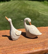 Duas estatuetas decorativas de cisne ganso ganso com redemoinhos esculpidos CottageCore vovó, usado comprar usado  Enviando para Brazil