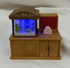 Armário e relógio para aquário Sylvanian Families Calico Critters Light Up Fish Tank comprar usado Armário e relógio para aquário Sylvanian Families Calico Critters Light Up Fish Tank comprar usado  Enviando para Brazil