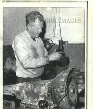 1972 Press Photo Blind Alfred Whiteing repara e reconstrói transmissões automáticas comprar usado  Enviando para Brazil