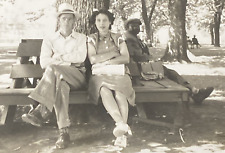 Foto original de mulheres e homens bonitos da década de 1940 sentados no banco no parque fumando P15g3 comprar usado  Enviando para Brazil