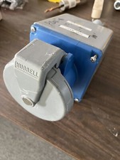 Hubbell HBL4100R9W Pin y funda IEC Receptáculo 100 A 250V Azul con caja trasera segunda mano  Embacar hacia Mexico