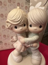 Precious Moments “Hug One Another” colecionável 1990 marca de chama, iniciais SB comprar usado  Enviando para Brazil