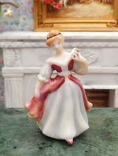 Casa de bonecas Royal Doulton porcelana mulher Amy prateleira sitter miniatura 1:12, usado comprar usado  Enviando para Brazil