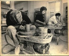Usado, Estudantes de fotografia de imprensa criando itens em um laboratório de cerâmica - saa59677 comprar usado  Enviando para Brazil