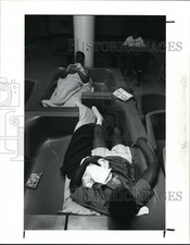 1990 Press Photo 25 alguns dos 25 estavam dormindo em paletes finas no topo comprar usado  Enviando para Brazil