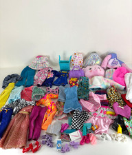 Lote de sapatos e acessórios de roupas de boneca Barbie com mais de 100 peças, usado comprar usado  Enviando para Brazil
