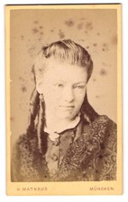 Fotografie H. Mathaus, München, junge Dame im Kleid mit langen Korkenzieherlock  comprar usado  Enviando para Brazil