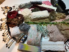 Lote grande de adornos vintage cordones cinta de lujo metálicos flecos con cuentas para creativos segunda mano  Embacar hacia Mexico