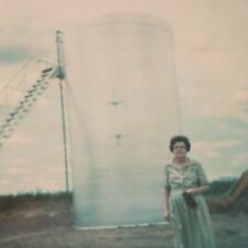 Usado, Foto Polaroid Vintage Senhora Metal Silo Céu Estranho Cores Estranhas Encontradas Arte Instantâneo comprar usado  Enviando para Brazil