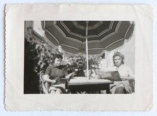 Lecture au soleil parasol jeunes femmes - Photo vintage snapshot na sprzedaż  Wysyłka do Poland