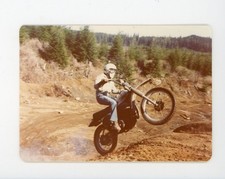 Homem na motocicleta bicicleta sujeira - foto colorida vintage encontrada comprar usado  Enviando para Brazil