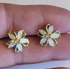 Brincos perfurados florais folheados a ouro amarelo 14K com roda de pino de opala criados em laboratório, usado comprar usado Brincos perfurados florais folheados a ouro amarelo 14K com roda de pino de opala criados em laboratório, usado comprar usado  Enviando para Brazil