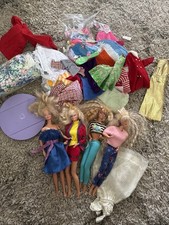 Cuatro muñecas Barbie y mucha ropa y accesorios vintage segunda mano  Embacar hacia Mexico
