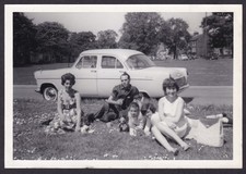 Foto instantânea vintage da década de 1950 família fazendo piquenique Ford Consul/carro Zephyr comprar usado  Enviando para Brazil
