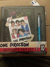 Conjunto de fãs One Direction Ultimate; Novo; Caneta de strass azul, livro de fãs e adesivos comprar usado  Enviando para Brazil