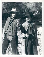1990 Press Photo Bruce Boxleitner G Harrison Guns Drawn Red River Western TV comprar usado  Enviando para Brazil