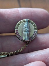 Broche antigo de serviço Coca-Cola - 1 ano esmalte vermelho dourado garrafa prata vintage comprar usado Broche antigo de serviço Coca-Cola - 1 ano esmalte vermelho dourado garrafa prata vintage comprar usado  Enviando para Brazil