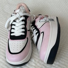 Używany, Hello Kitty Pink and White Sneakers Pre-Owned - Excellent US 8 Women na sprzedaż  Wysyłka do Poland