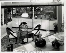 1977 Press Photo View de uma mesa de cozinha redonda de vidro com cadeiras - lra12358 comprar usado  Enviando para Brazil