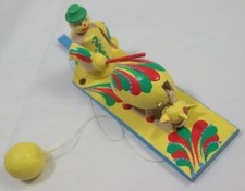 Brinquedo mecânico de madeira amarelo pintado - fazendeiro + vaca possivelmente russo, usado comprar usado  Enviando para Brazil
