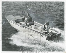 1957 Press Photo Pessoas relaxam em lancha de popa, navegando no lago - afa53788 comprar usado  Enviando para Brazil