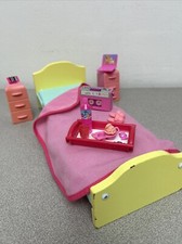 Conjunto de Quarto Barbie, Cama de Madeira/Plástico 12”, Mesas Laterais, Cobertor, Acessórios, usado comprar usado  Enviando para Brazil