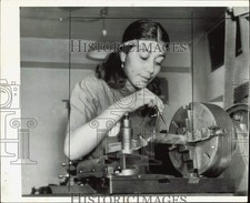 Press Photo Mohawk Carol Thompson trabalha um torno em uma oficina mecânica - afa65573 comprar usado  Enviando para Brazil