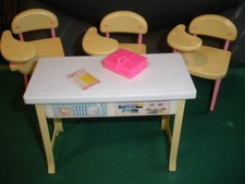 Vintage Barbie Acessórios Escolares Mesa, 3 Cadeiras, Livros, Relatórios, usado comprar usado  Enviando para Brazil