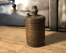 Chiseled brass pepper d'occasion  Expédié en Belgium